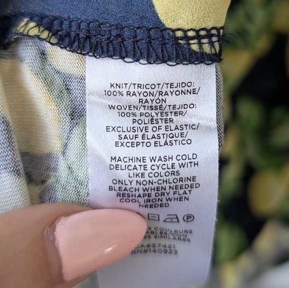 Loft Navy Lemon Print V-neck Blouse Size Medium - Picture 7 of 7